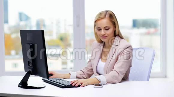 带着电脑和智能手机微笑的女商人视频的预览图