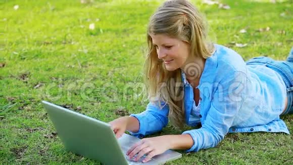 女人一边躺着一边用电脑视频的预览图