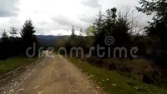 汽车在山里穿过乡村视频的预览图