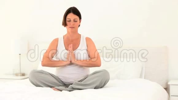 做瑜伽的孕妇视频的预览图