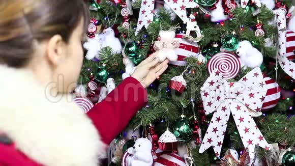 圣诞妇女买树装饰视频的预览图