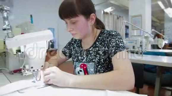 纺织缝纫裁缝视频的预览图