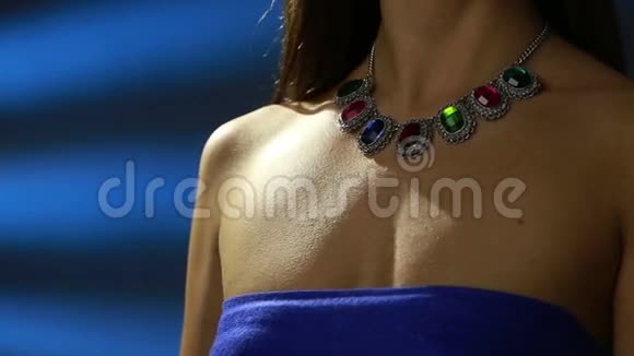 脖子上的项链红宝石和翡翠视频的预览图