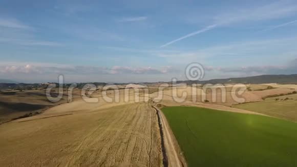空中拍摄美丽的托斯卡纳山地景观与日落光托斯卡纳天桥视频的预览图