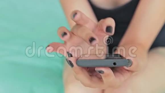 用智能手机特写女人的手视频的预览图