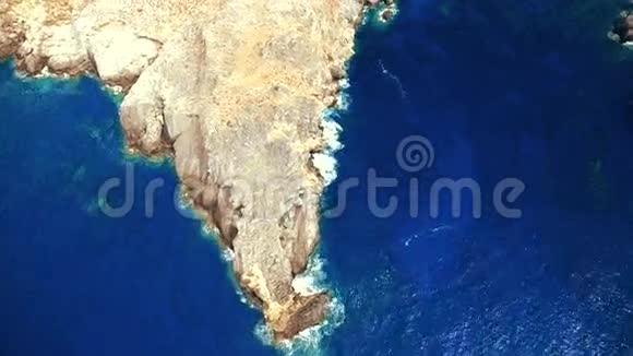 蔚蓝的大海海浪在岸边的悬崖上破浪前进视频的预览图