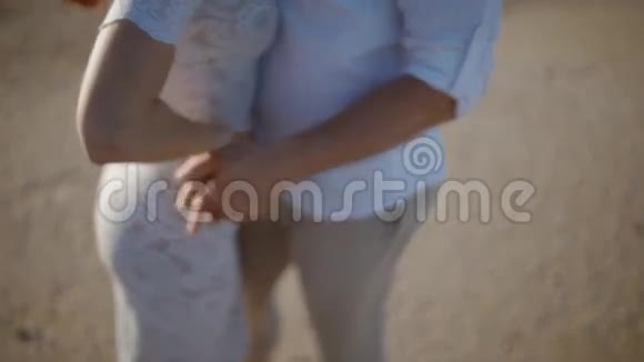 年轻的白种人夫妇在海滩上视频的预览图