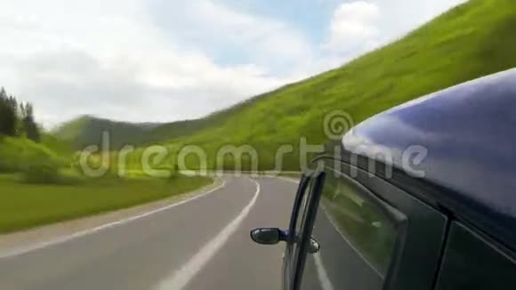 在山里的高速公路上行驶视点摄像机拍摄视频的预览图