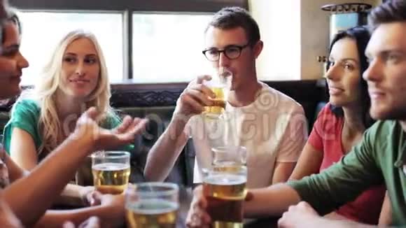 快乐的朋友在酒吧或酒吧喝啤酒视频的预览图