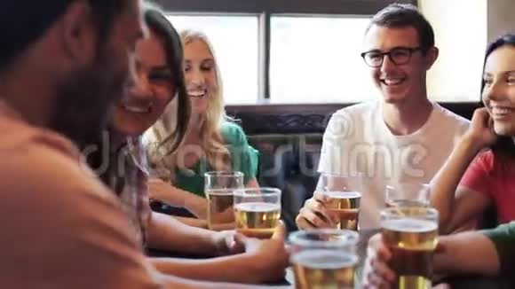 快乐的朋友在酒吧或酒吧喝啤酒视频的预览图