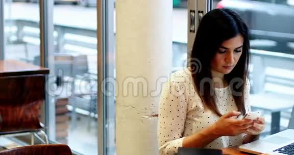 细心的女商人用手机视频的预览图