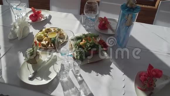 餐饮服务餐厅桌上有食物很多食物晚餐时间午餐视频的预览图