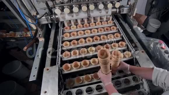 冰淇淋自动生产线视频的预览图