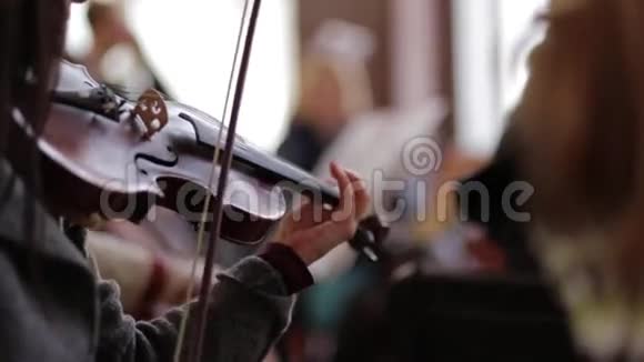 在管弦乐队背景下演奏的女人视频的预览图