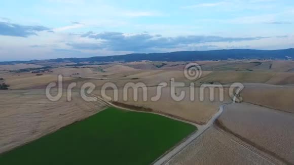 空中拍摄美丽的托斯卡纳山地景观与日落光托斯卡纳天桥视频的预览图