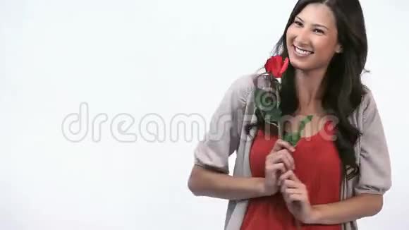微笑的女人拿着玫瑰视频的预览图