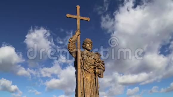 俄罗斯克里姆林宫附近莫斯科博罗维斯卡亚广场上的神圣弗拉基米尔亲王纪念碑视频的预览图