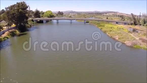 智利河流和桥梁的鸟瞰图视频的预览图