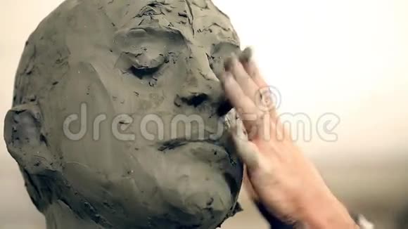 雕塑家正在建造一座纪念碑视频的预览图