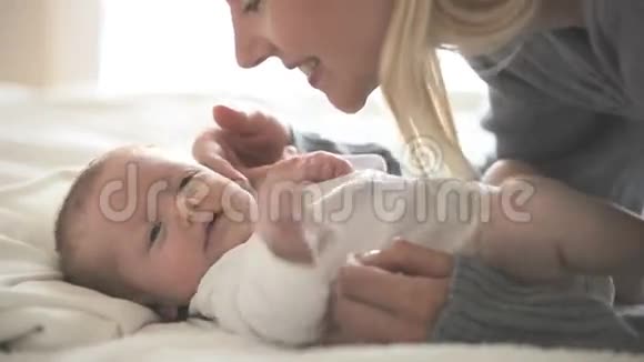 女人抱着婴儿亲吻视频的预览图