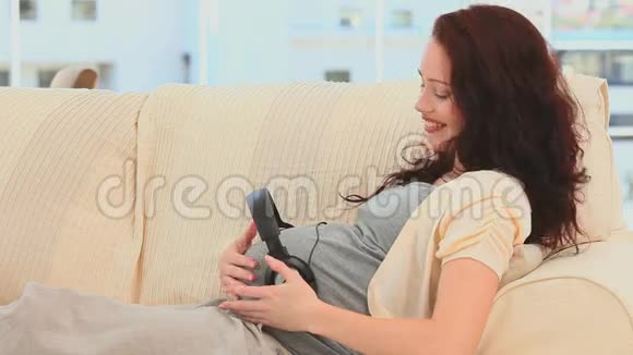 孕妇戴耳机视频的预览图