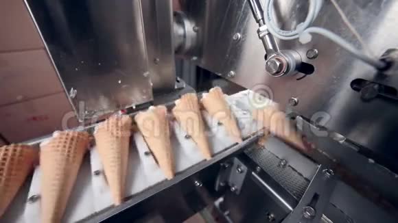 现代冰淇淋自动化生产线食品厂的自动设备视频的预览图