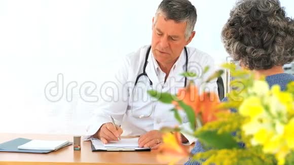医生和病人之间的谈话视频的预览图