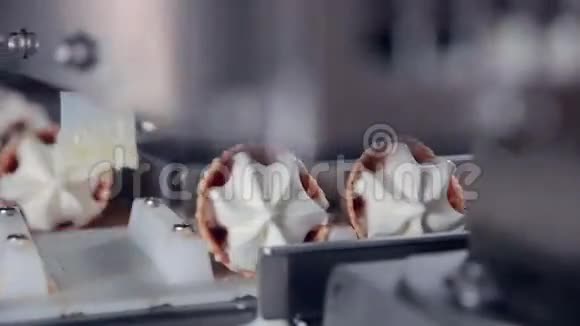 现代冰淇淋自动化生产线食品厂的自动设备视频的预览图