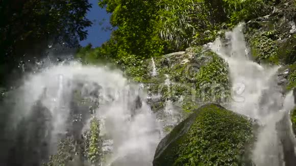 美丽的热带瀑布视频的预览图