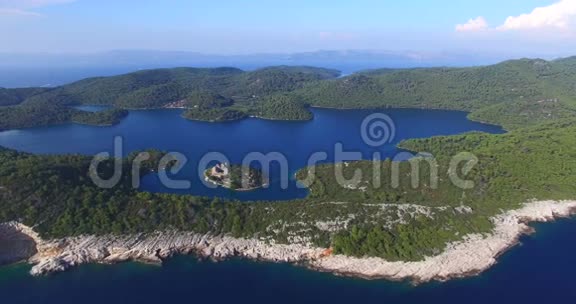 克罗地亚Mljet岛上圣玛丽岛的鸟瞰图视频的预览图