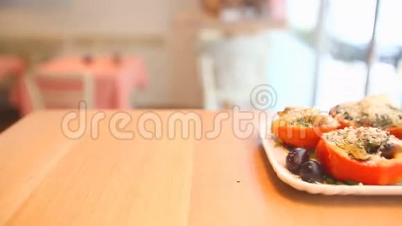 餐厅盘子里的蔬菜餐视频的预览图