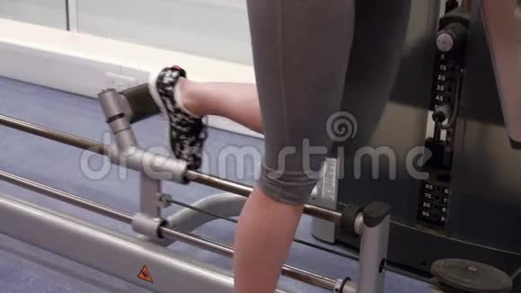 女人在健身房用举重机视频的预览图