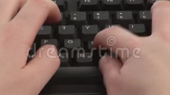 女人在键盘上打字视频的预览图