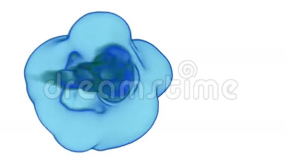 明亮的蓝色墨水在水或烟雾与阿尔法面具的运动效果和组合美丽的云或烟视频的预览图