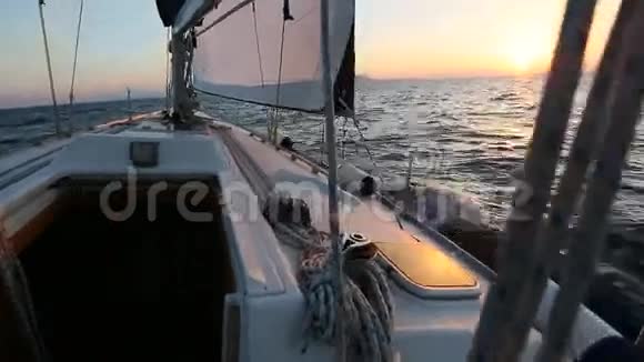 日落时在希腊航行旅行视频的预览图