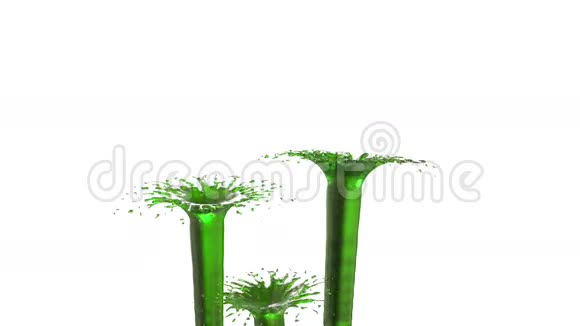 美丽的喷泉喷射液体像绿色的果汁白色背景上的3D与阿尔法通道使用阿尔法掩码最上面的视频的预览图