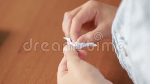 小男孩画纸艺术折纸业余爱好视频的预览图