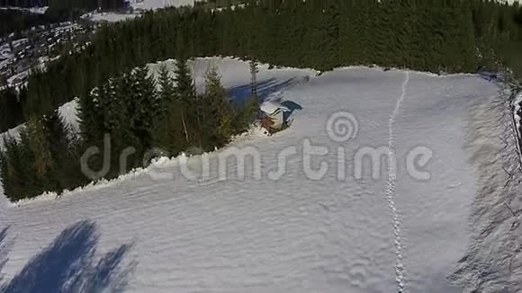 奥地利萨尔茨堡阿尔卑斯山滑雪场鸟瞰视频的预览图
