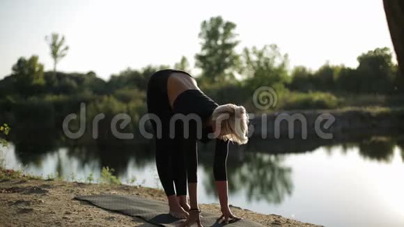 美丽的女人练习瑜伽做不同的练习视频的预览图