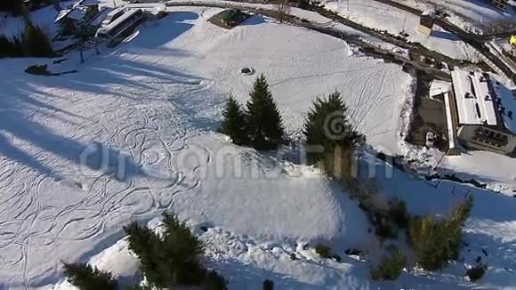 奥地利萨尔茨堡阿尔卑斯山滑雪场鸟瞰视频的预览图