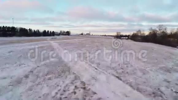 日落时冬天的景色被雪覆盖空中镜头视频的预览图