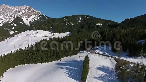 奥地利萨尔茨堡阿尔卑斯山滑雪场鸟瞰视频的预览图