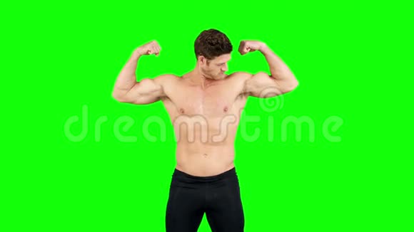 肌肉男伸展肌肉视频的预览图