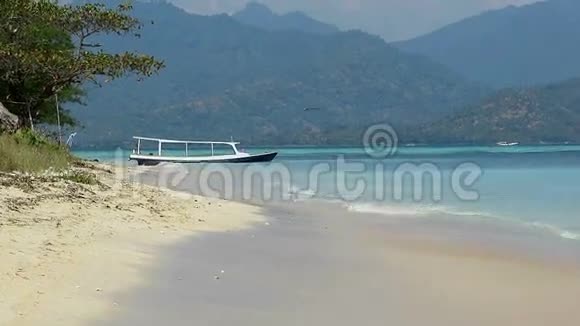 印度尼西亚吉利航空岛美丽的海滩视频的预览图