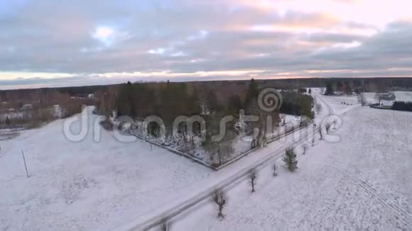 日落时冬天的景色被雪覆盖空中镜头视频的预览图
