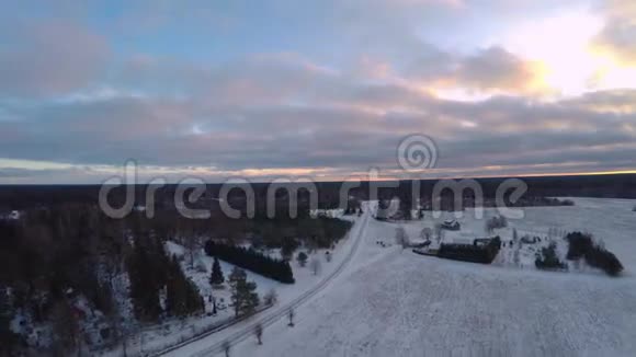 日落时冬天的景色被雪覆盖空中镜头视频的预览图