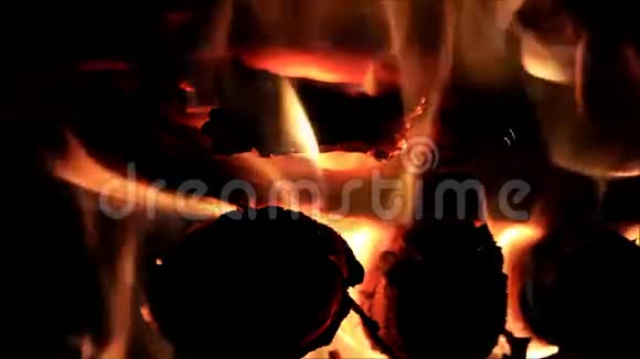 家里烧木头壁炉视频的预览图