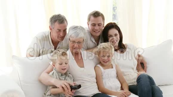 一家人坐在家里的沙发上视频的预览图