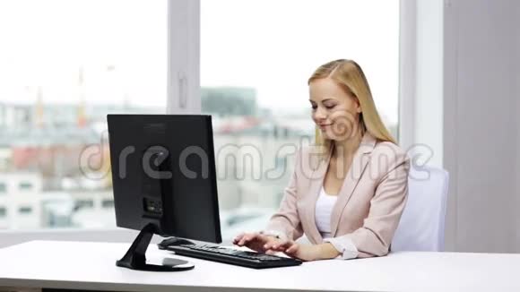 年轻的女商人在办公室里用电脑打字视频的预览图