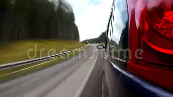 在山里的乡村公路上开车视频的预览图